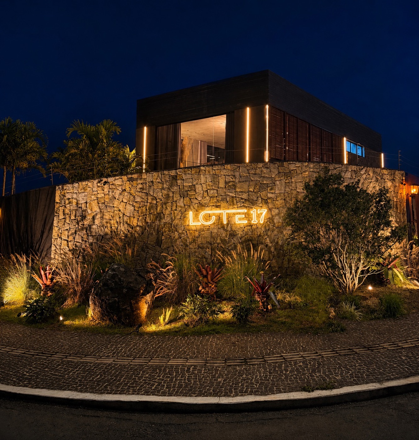 Lote 17 — Goiânia, fachada noturna